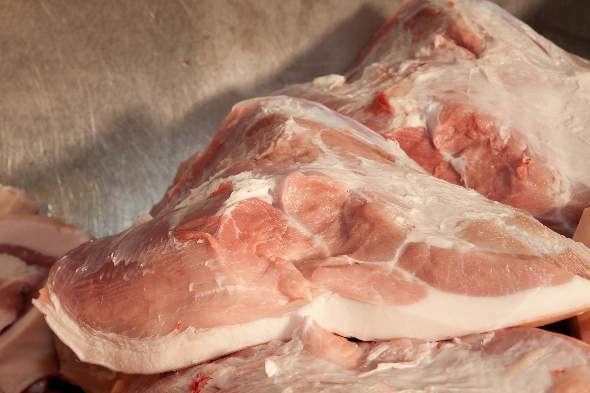 Stücke von rohem Fleisch
