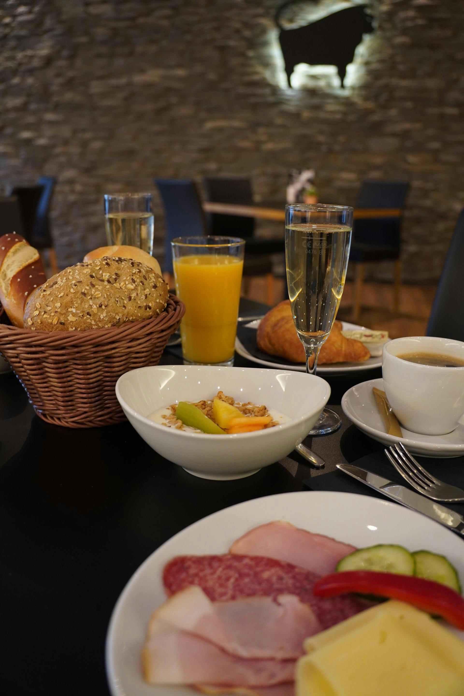 Aufnahme eines Frühstückstisches von oben