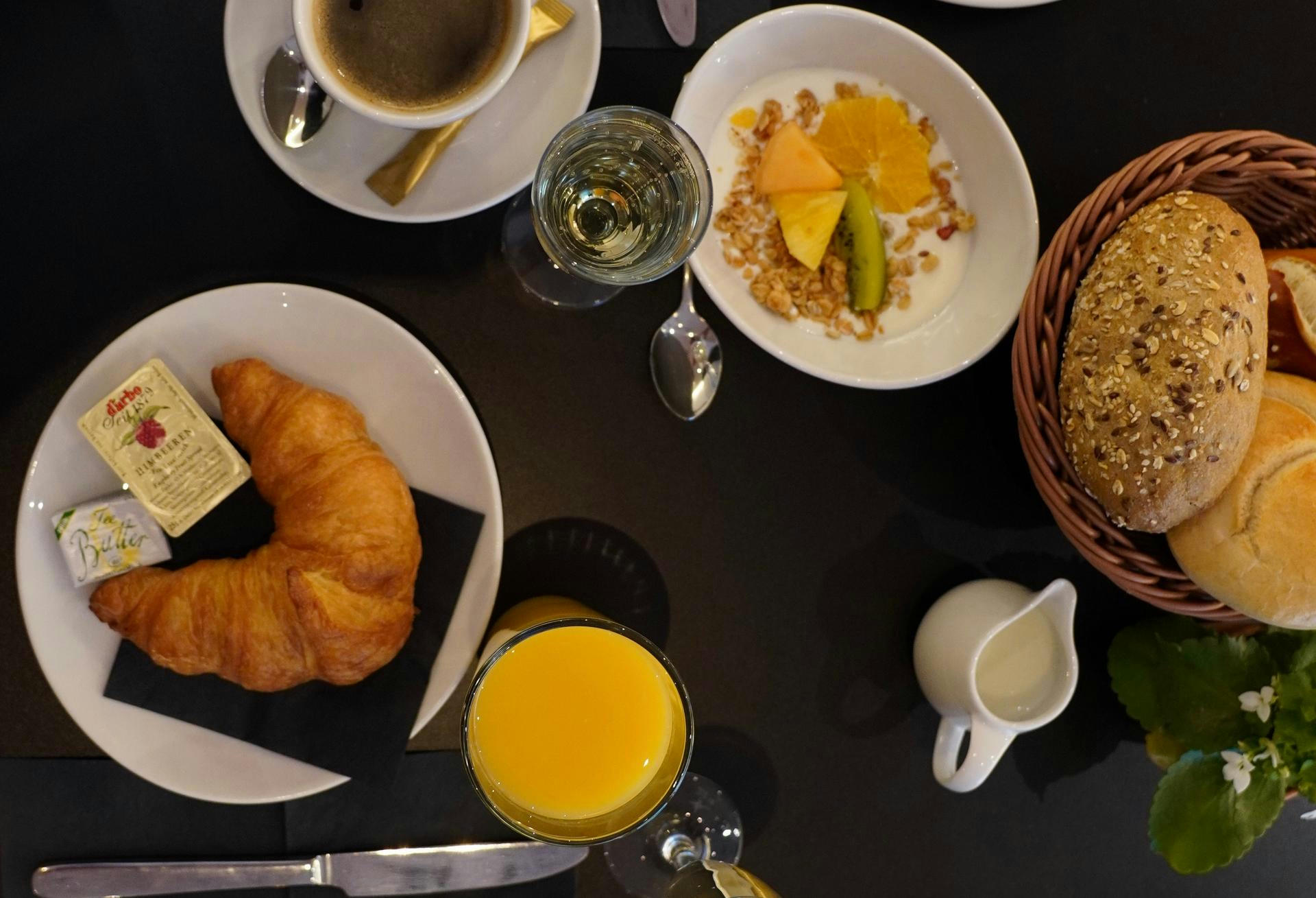 Aufnahme eines Frühstückstisches von oben