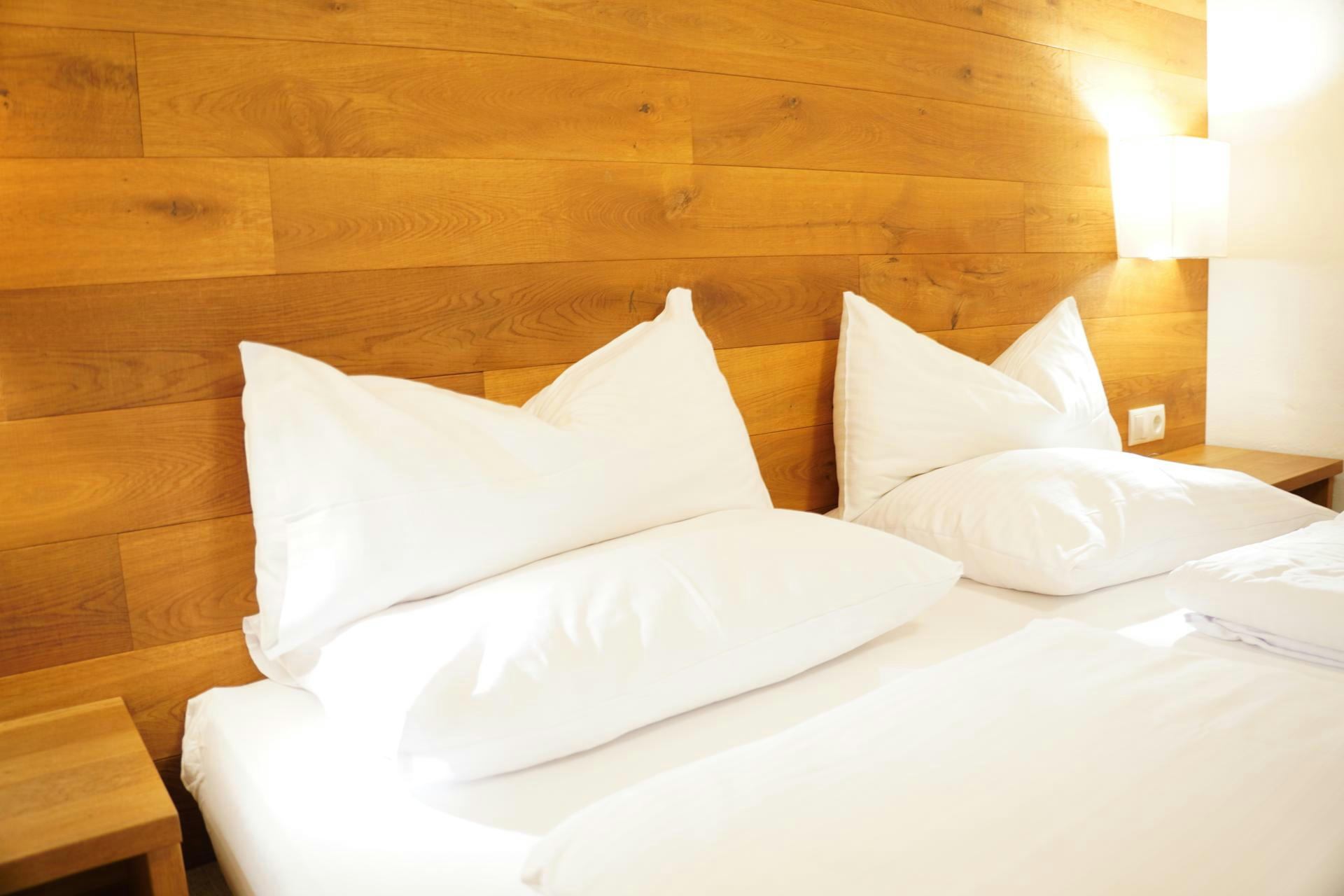 Ein Hotelzimmer mit einem weißen Bett